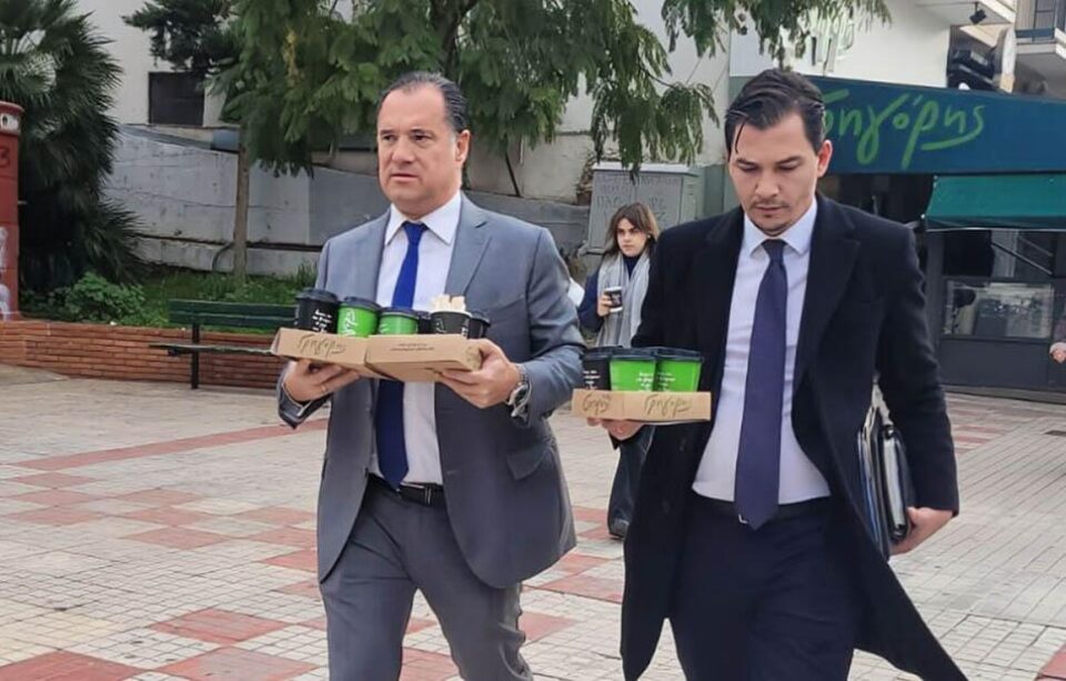 Ο Άδωνις Γεωργιάδης κέρασε καφέδες τους ασφαλισμένους το ΕΟΠΥΥ