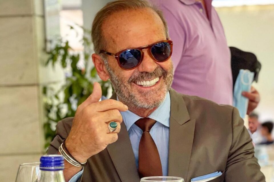Ο Πέτρος Κωστόπουλος φωτογραφίζεται με τον 17χρονο γιο του