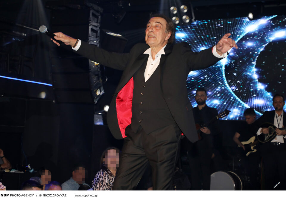 “Καταιγίδα”…. λουλουδιών στο “Lido Stage” στην καρδιά της Αθήνας όπου ο Αντύπας υποδέχεται με την πιο διαχρονική “Καλησπέρα” του ελληνικού πενταγράμμου πλήθος κόσμου!