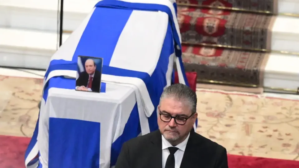 Κώστας Σημίτης: Δεν έφυγε λεπτό δίπλα από το φέρετρό του ο σωματοφύλακάς του Θανάσης Φιλιππόπουλος