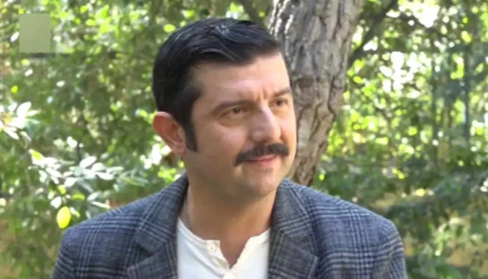 Μιχάλης Οικονόμου: "Είναι καλό να φεύγουμε από τα στερεότυπα που έχουν κολλήσει για χρόνια στα μυαλά των ανθρώπων και των θεατών για το τι είναι gay"