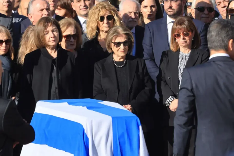 Δάφνη Σημίτη: Με τρία λευκά τριαντάφυλλα αποχαιρέτισε τον Κώστα Σημίτη η σύζυγός του