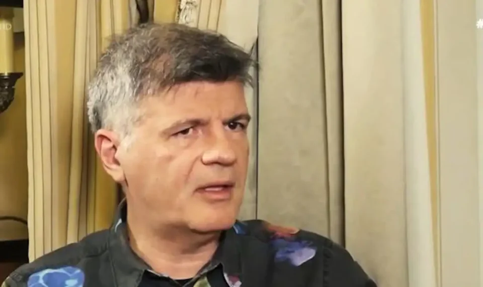 Ο Φοίβος Δεληβοριάς απαντά για τη Νατάσσα Μποφίλιου και τα σχόλια που δέχθηκε για την παλαιστινιακή μαντίλα