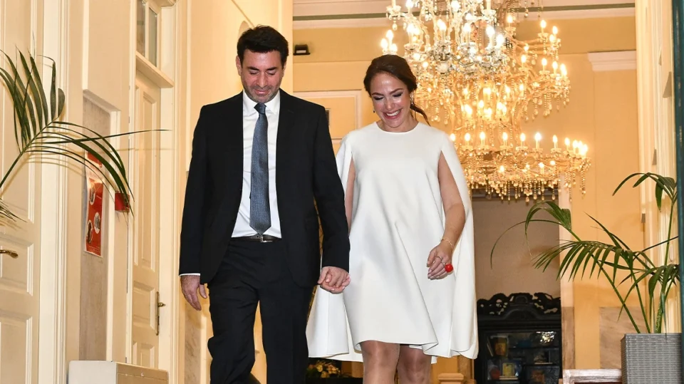 Η Δόμνα Μιχαηλίδου παντρεύτηκε τον Λεωνίδα Μαντωνάκη: Δείτε φωτογραφίες