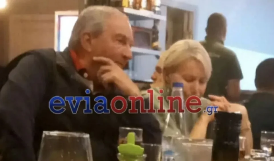Κώστας Καραμανλής και Νατάσα Παζαΐτη απολαμβάνουν το δείπνο τους σε ταβέρνα στην Εύβοια