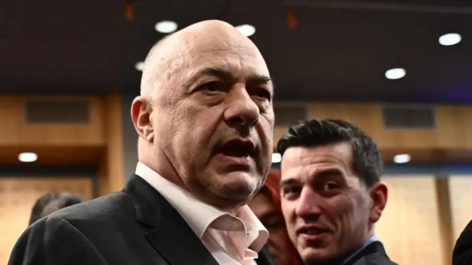 Ο Αχιλλέας Μπέος αναζητείται στο πλαίσιο του αυτοφώρου μετά από μήνυση
