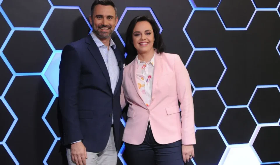 Eurovision 2025: Καπουτζίδης & Κοζάκου επιστρέφουν στο πόστο τους για τον σχολιασµό