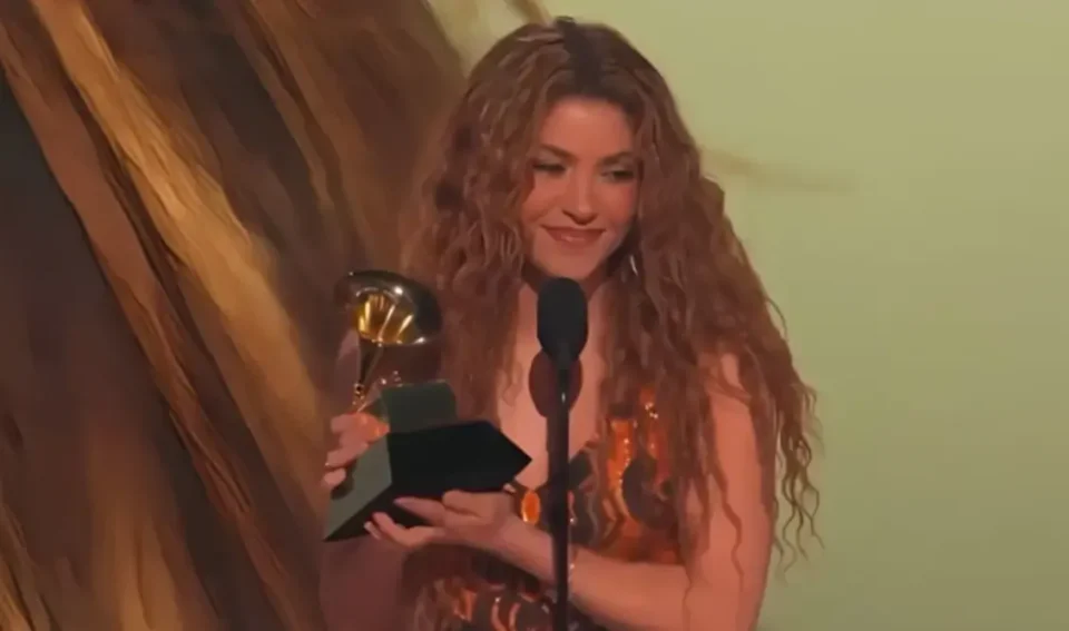 Σακίρα: Συγκινήθηκε στα Grammy - Αφιέρωσε το βραβείο της στους μετανάστες "αδελφούς" της