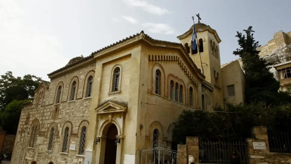 Άγιος Νικόλαος Ραγκαβά: Η ιστορία της γραφικής εκκλησίας στην Πλάκα - Εδώ θα παντρευτούν ο Νικόλαος Ντε Γκρες και η Χρυσή Βαρδινογιάννη