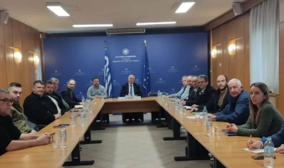 Συνάντηση Τσιάρα με αγρότες: Στο επίκεντρο των συνομιλιών ο Ειδικός Φόρος Κατανάλωσης στο αγροτικό πετρέλαιο