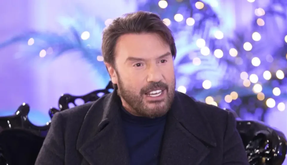 Στράτος Τζώρτζογλου: "Με πήγε σε ένα δωμάτιο που κοιμόντουσαν 12 άτομα στο κρεβάτι τότε κατάλαβα ότι ήμασταν πλούσιοι"