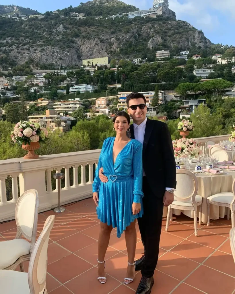 Με μεγάλη θλίψη έγινε γνωστός ο ξαφνικός θάνατος της σχεδιάστριας κοσμημάτων Όλγας Πάστρα, η οποία έφυγε από τη ζωή σε ηλικία μόλις 37 ετών, έπειτα από καρδιολογικά προβλήματα που εντάθηκαν μετά τη γέννηση του δεύτερου παιδιού της. Σύμφωνα με δημοσίευμα του Mononews, η Πάστρα, παντρεμένη με τον επιχειρηματία Σπύρο Λιακωτίτη, άφησε την τελευταία της πνοή, προδομένη από την καρδιά της, λίγες εβδομάδες μετά τη γέννα του δεύτερου παιδιού της.Η είδηση της απώλειάς της έχει προκαλέσει σοκ στην οικογένεια και στους φίλους της, καθώς και στο ευρύτερο κοινωνικό και επαγγελματικό περιβάλλον. Η Όλγα Πάστρα ήταν ιδιαίτερα αγαπητή για το έργο της στον κόσμο της μόδας και των κοσμημάτων, με πολλές από τις δημιουργίες της να έχουν αφήσει το στίγμα τους στο χώρο. Εκτός από τον σύζυγό της, τον Σπύρο Λιακωτίτη, η Όλγα αφήνει πίσω της τις δύο κόρες της, μία ηλικίας 6 ετών και το νεογέννητο που είχε φέρει στον κόσμο πριν από τα Χριστούγεννα. Η προσωπική της ζωή, όπως και η επαγγελματική της πορεία, σημαδεύτηκαν από τον πόνο και τη θλίψη, καθώς η οικογένειά της είχε ήδη βιώσει μία τραγωδία το 2018 με τον θάνατο του πατέρα της, επιχειρηματία Σάκη Πάστρα, ο οποίος έφυγε ξαφνικά σε ηλικία 61 ετών. Η τραγωδία για την οικογένεια Πάστρα, λοιπόν, δεν φαίνεται να έχει τελειωμό, με την απώλεια της Όλγας να αποτελεί σοβαρό πλήγμα για τα αγαπημένα της πρόσωπα και τους συνεργάτες της. Οι γιατροί, που είχαν παρακολουθήσει την Όλγα κατά τη διάρκεια της πρώτης εγκυμοσύνης της, της είχαν συμβουλέψει να προσέχει ιδιαίτερα την καρδιά της, καθώς υπήρχαν ανησυχίες για την επιβάρυνση της καρδιολογικής της κατάστασης. Παρά τις οδηγίες των γιατρών, η Πάστρα πήρε την απόφαση να προχωρήσει σε δεύτερη εγκυμοσύνη, γεγονός που, όπως φαίνεται, οδήγησε σε επιδείνωση της υγείας της. Μετά τη γέννηση του δεύτερου παιδιού της, η κατάσταση της καρδιάς της επιδεινώθηκε, και η Όλγα υπέστη καρδιολογικά προβλήματα που την οδήγησαν σε πολυώδες χειρουργείο και τελικά στον θάνατο. Η απώλεια της Όλγας Πάστρα έχει συγκλονίσει την κοινή γνώμη, ενώ οι σκέψεις και τα συλλυπητήρια των αγαπημένων της προσώπων και των συνεργατών της συνοδεύουν την οικογένειά της σε αυτή την τραγική στιγμή.