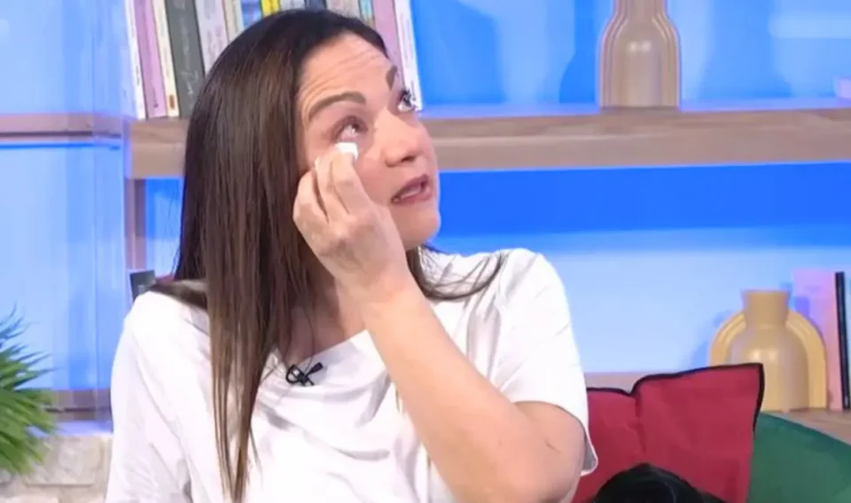 Ελένη Καρακάση: Η συγκίνησή της στον "αέρα" της ΕΡΤ μετά την αποκάλυψη πως βρίσκεται σε διαδικασία υιοθεσίας