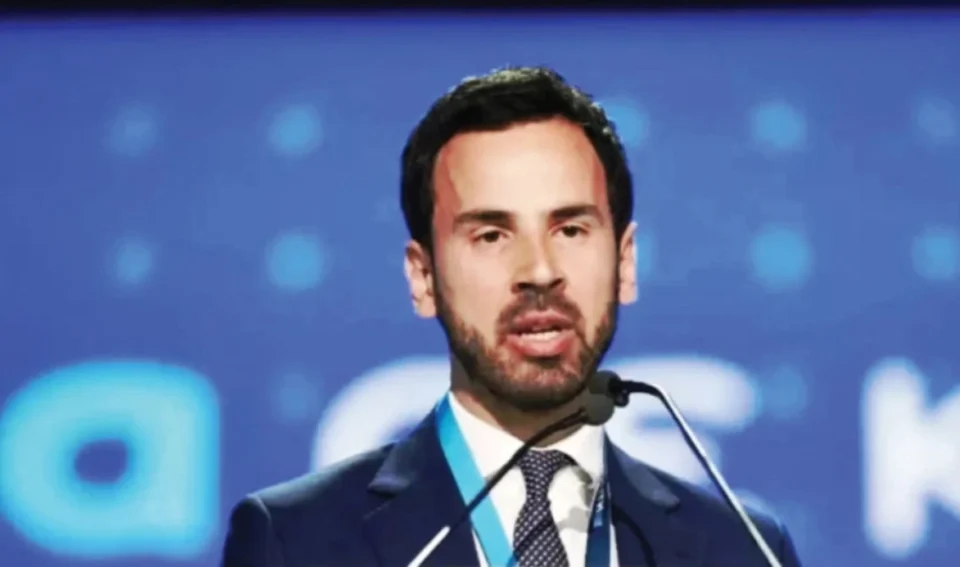 Ρωμανός κατά Ανδρουλάκη: Προχώρησε σε ένα ρεσιτάλ χυδαιότητας