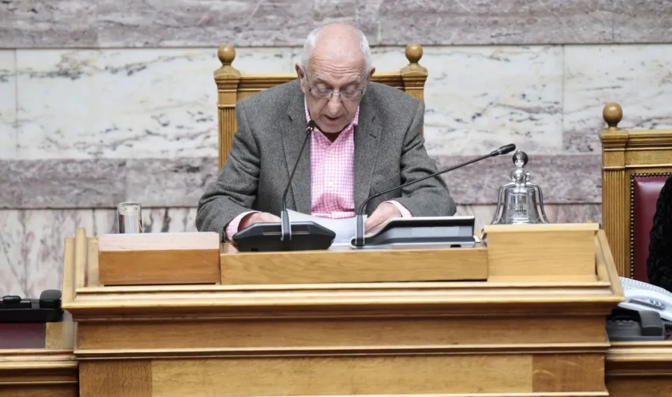 Κακλαμάνης για Τέμπη: "Σκύβω ταπεινά το κεφάλι στις 57 ψυχές"