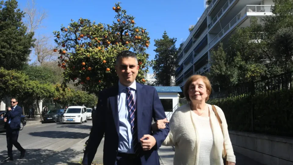 Χρίστος Δήμας: Ο νέος υπουργός Υποδομών και Μεταφορών στην ορκωμοσία με τη μητέρα του