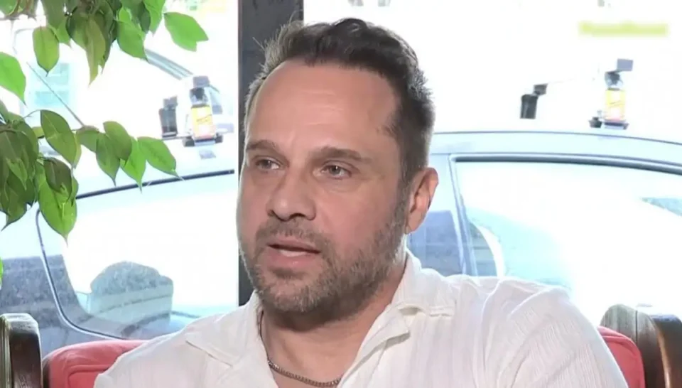 Μέμος Μπεγνής: "Με απειλούσε πως αν δεν βγούμε για καφέ, θα πέσει από την ταράτσα"