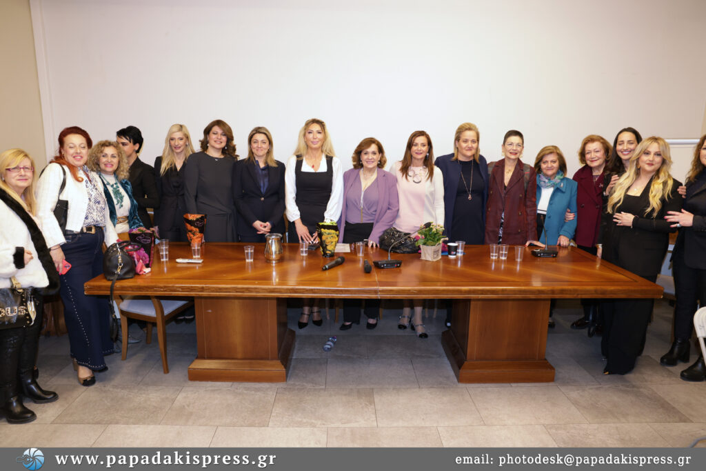 Η Ρίτα Πικρού Μωραϊτάκη ( Πρόεδρος & Ιδρύτρια Feminin Pluriel Greece ) με τα μέλη και τους ομιλητές