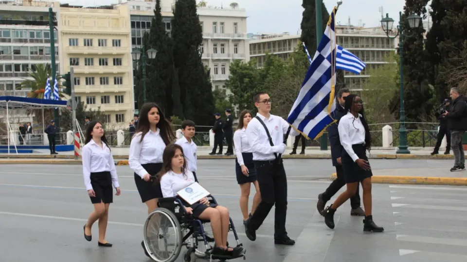Μαθητική παρέλαση 25ης Μαρτίου: Χαρούμενοι μαθητές και περήφανοι γονείς αψήφησαν την συννεφιά και την αφρικανική σκόνη