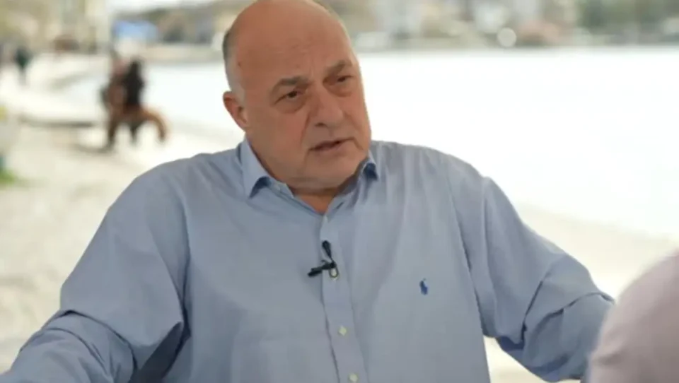 Αχιλλέας Μπέος: "Όπως ο άνδρας κατουράει όρθια και η γυναίκα κάθεται να κατουρήσει"