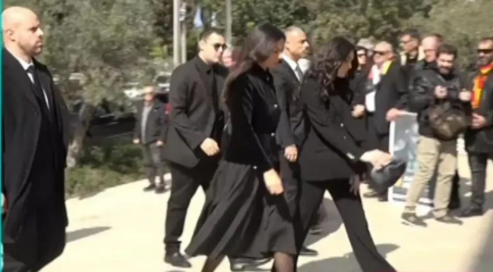 Αλέξης Κούγιας: Η άφιξη της Εύης Βατίδου και των παιδιών του στην εκκλησία