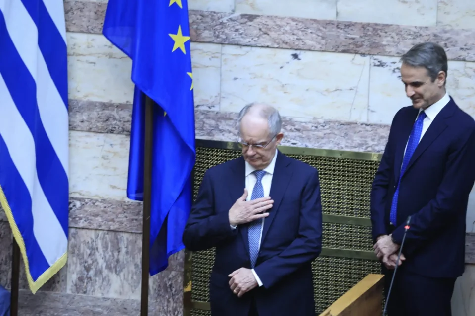 Ορκίστηκε και υποκλίθηκε στην Ολομέλεια ο νέος Πρόεδρος της Δημοκρατίας Κωνσταντίνος Τασούλας