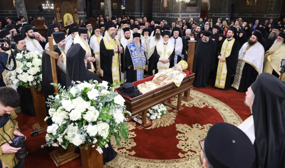 Σε λαϊκό προσκύνημα το σκήνωμα του Μητροπολίτη πρώην Θεσσαλονίκης Άνθιμου