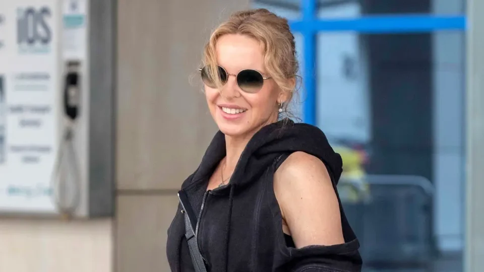 H Kylie Minogue στην Αίγινα