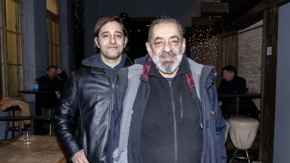 Ο γιος του Αντώνη Καφετζόπουλου τρολάρει τη σύλληψη του πατέρα του