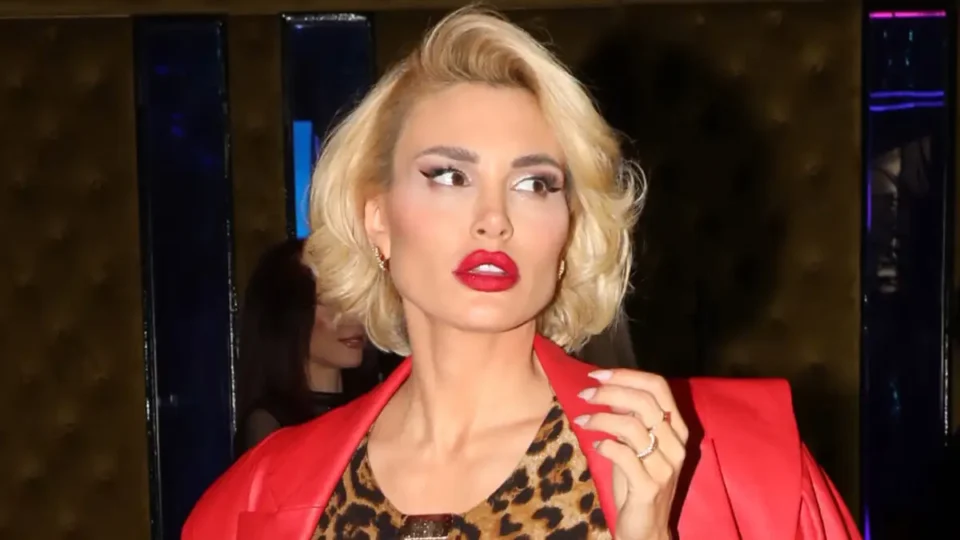 Αλεξάνδρα Παναγιώταρου: «Καυτές» φωτογραφίες στο Instagram με κόκκινα εσώρουχα
