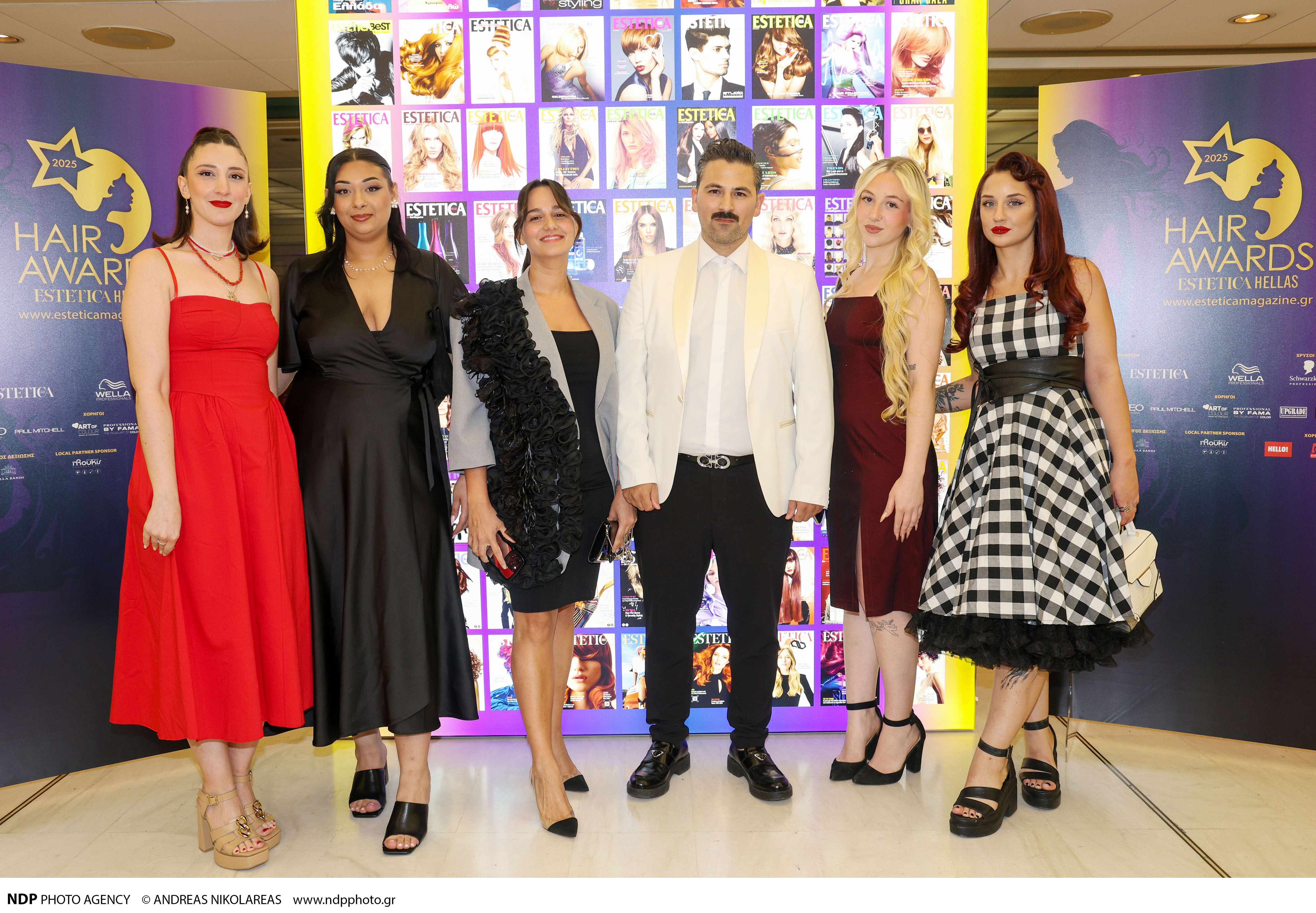 Οι ιδιοκτήτες του “Roots Hair Salon” Γιάννης Παπανικολάου και Όλγα Σαρματζή μαζί με όλη την ομάδα τους