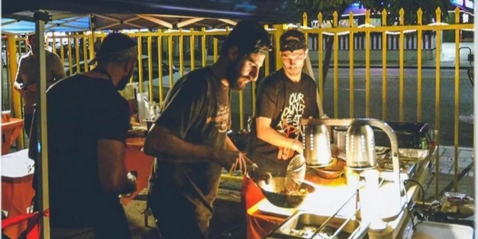 Από το Πάρκινγκ στο Δισεκατομμύριο: Πώς Τρεις Φίλοι Έψησαν την Απόλυτη Συνταγή Επιτυχίας με $900 