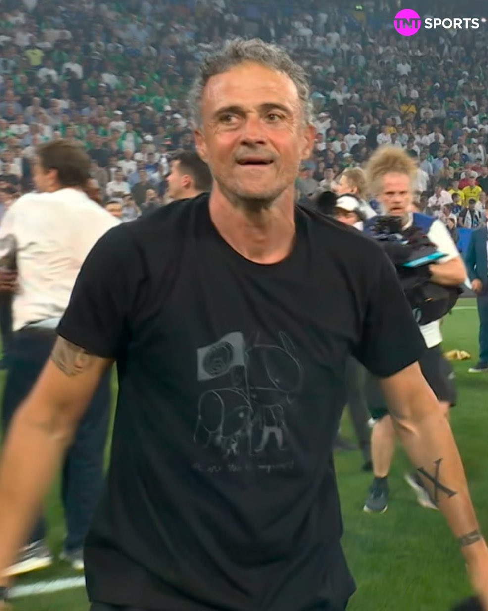 Ο Λουίς Ενρίκε με το μπλουζάκι