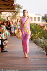 Catwalk Zoulias με raffia beach bags Georgia Xanthopoulou