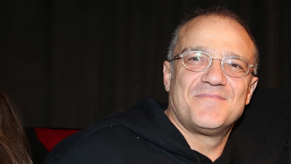 Ο Φώτης Σπύρος σπάει τη σιωπή: Ομοφυλοφιλία, αλκοολισμός, κακοποίηση και η κάθαρση μέσω θεάτρου
