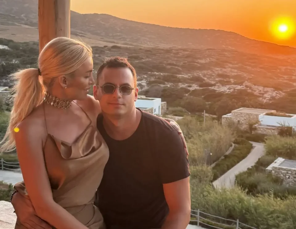 Ρομαντική απόδραση στην Αντίπαρο για Καινούργιου – Κουτσουμπή