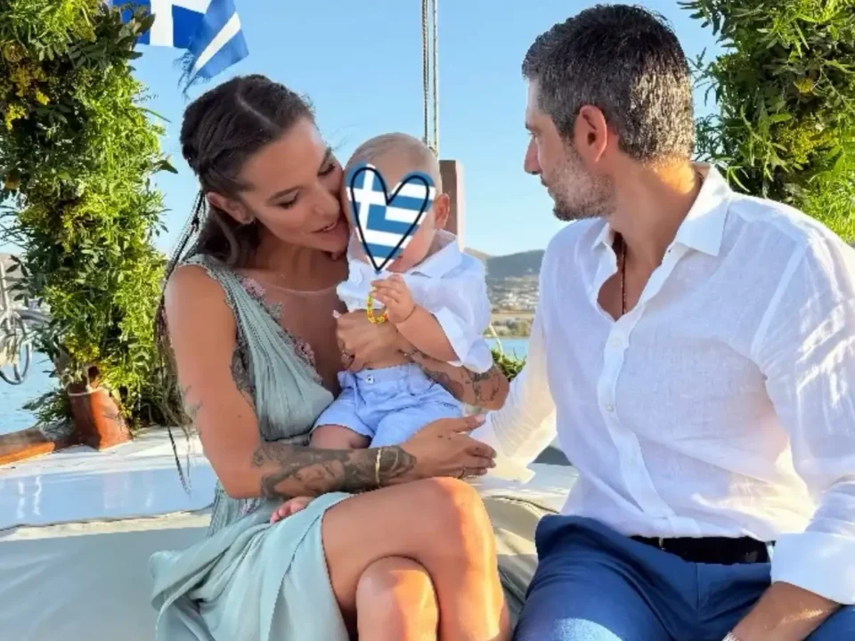 Η Εριέττα Κούρκουλου και ο Βύρων Βασιλειάδης βάφτισαν τον γιο τους στην Πάρο
