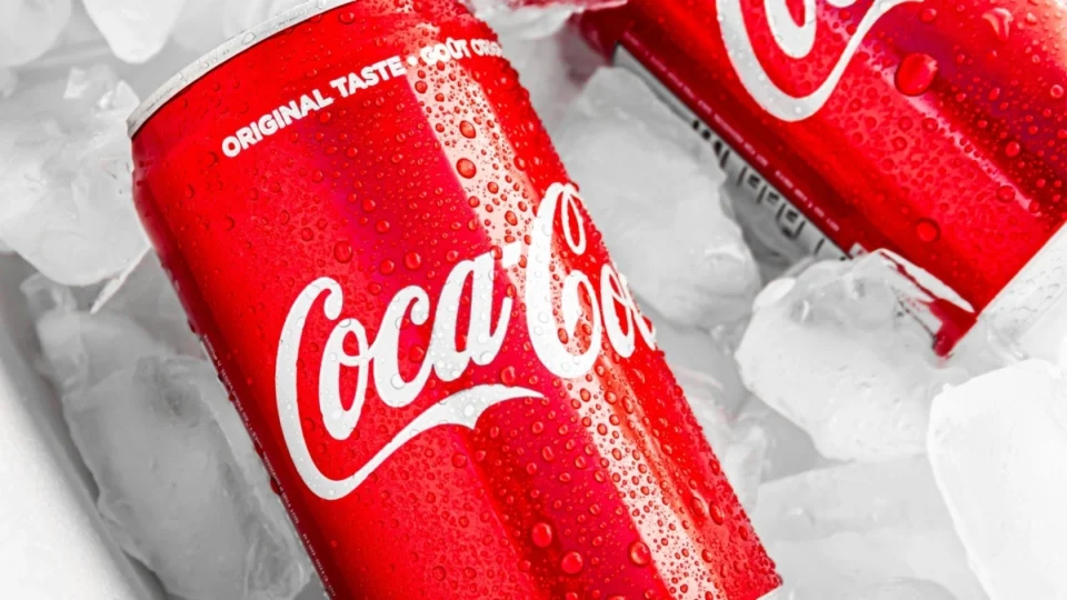 Coca-Cola: Αυτό είναι το κρυφό μήνυμα στο λογότυπο που ποτέ κανείς δεν είχε παρατηρήσει!