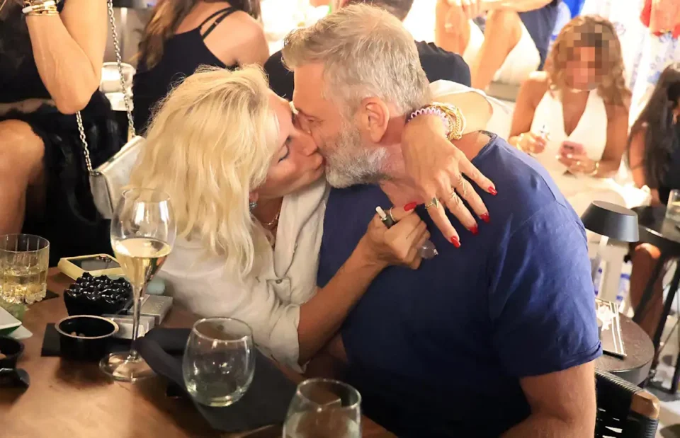 Απόστολος Γκλέτσος: Τα παθιασμένα φιλιά με την σύντροφό του Ιζαμπέλα Αρβανίτη στη Μύκονο