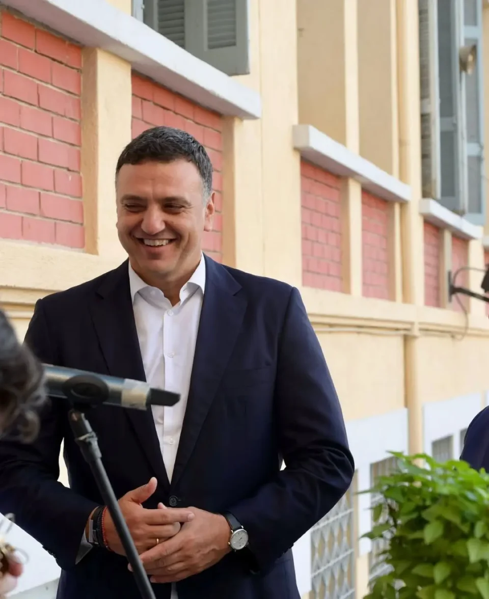 Βασίλης Κικίλιας: Φανερά συγκινημένος στον αγιασμό του σχολείου που κάποτε φοιτούσε
