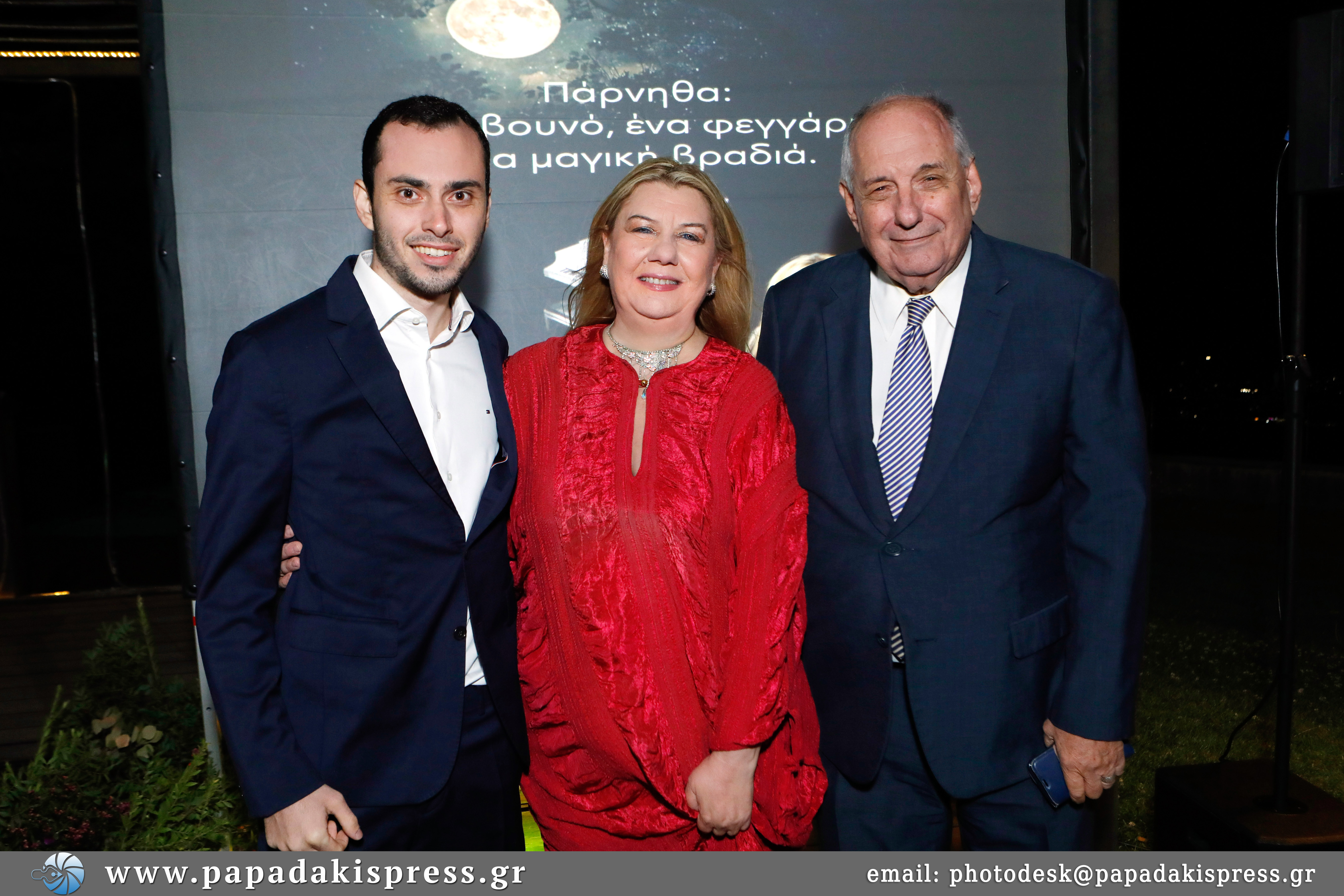 Ο Γιώργος Κουίκ με την Δάφνη Λαιμού – Ζαφειρακοπούλου και τον δημοσιογράφο Τέρενς Κουίκ