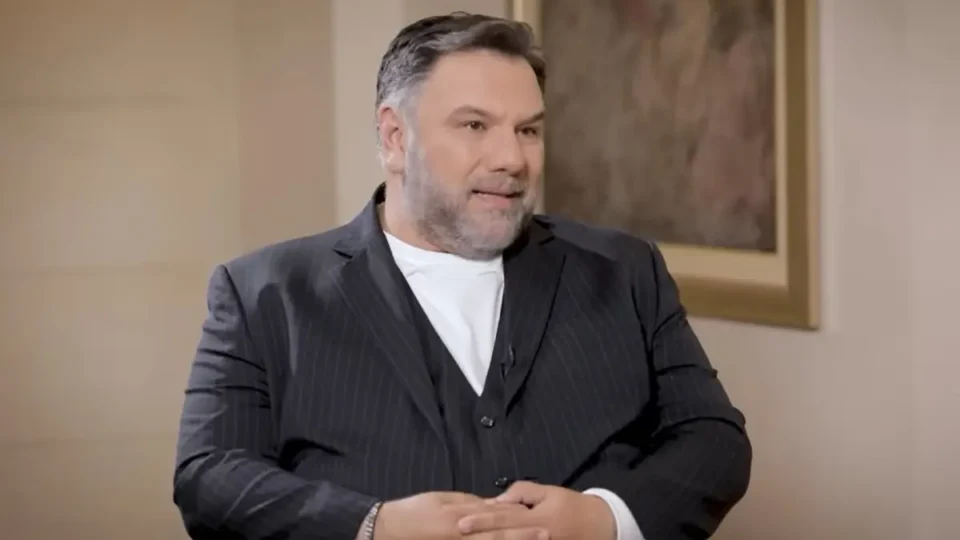 Γρηγόρης Αρναούτογλου: «Το σκοτάδι με βοήθησε να βγω στο φως» – Η συγκλονιστική εξομολόγηση για τη μάχη του με την κατάθλιψη