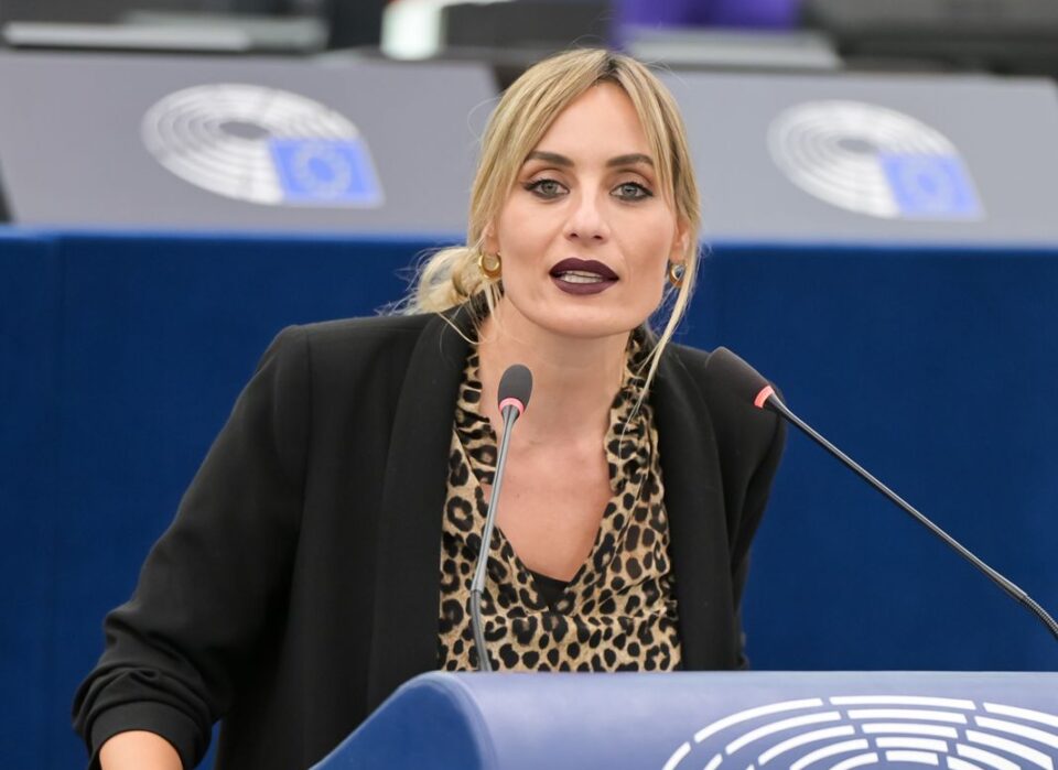 Η Ελεονώρα Μελέτη από την ολομέλεια του Ευρωπαϊκού Κοινοβουλίου: «Δεν γίνεται να υπάρξει ειρήνη εκεί που δεν υπάρχουν γυναίκες»