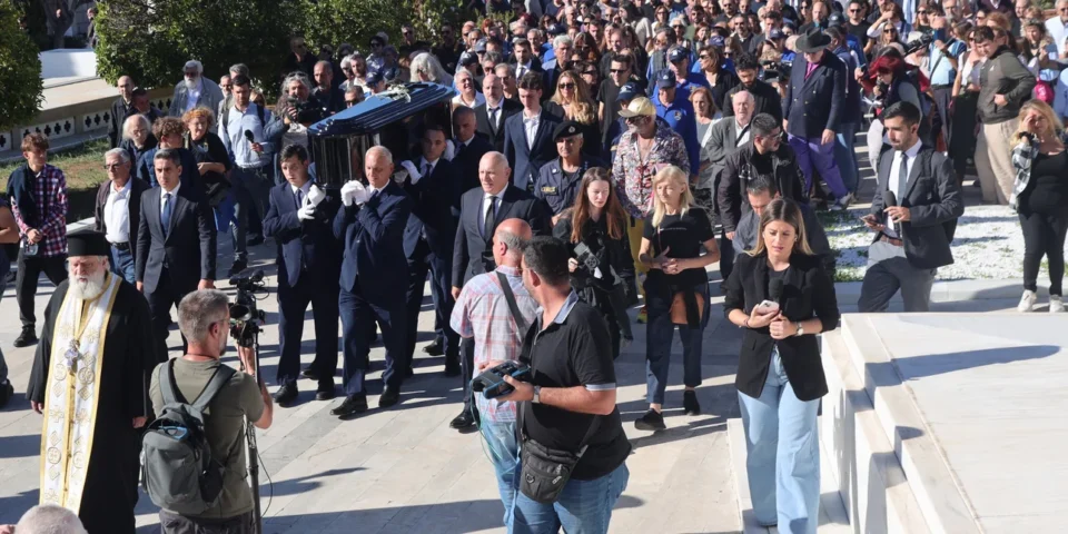 Ο τελευταίος χορός του «Νιόνιου»– Η Ελλάδα αποχαιρέτησε τον Διονύση Σαββόπουλο