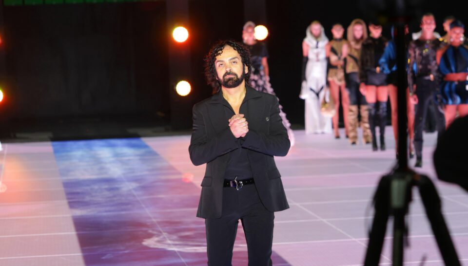 Όταν το γήπεδο έγινε πασαρέλα – Ο Paris Valtadoros μετέτρεψε το Telekom Center σε φουτουριστικό catwalk διεθνών προδιαγραφών