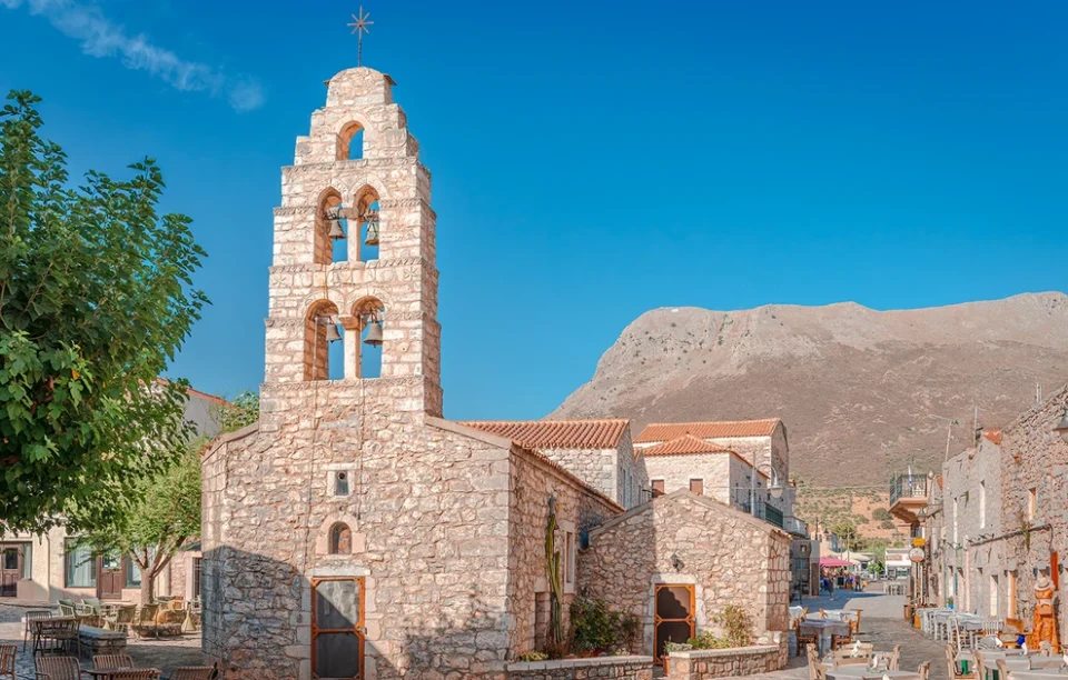 Αρεόπολη: Η πέτρινη καρδιά της Μάνης που παντρεύει παράδοση, ιστορία και γαστρονομία