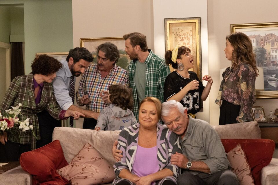 «Το σόι σου»: Οι "παλιοφιλενάδες" της Χαρούλας και η μελλοντική νύφη των Τριαντάφυλλων απόψε στο νέο διπλό επεισόδιο!