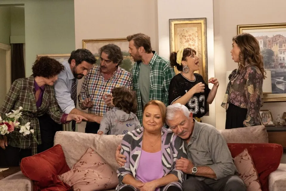 «Το σόι σου»: Οι "παλιοφιλενάδες" της Χαρούλας και η μελλοντική νύφη των Τριαντάφυλλων απόψε στο νέο διπλό επεισόδιο!