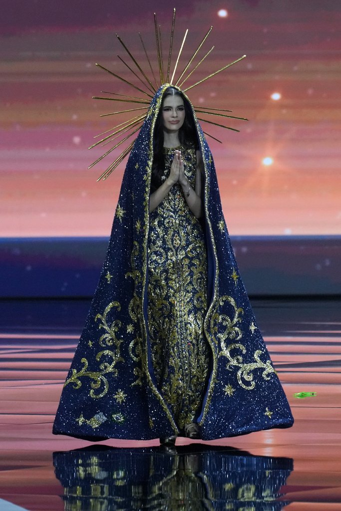 Η Miss Βραζιλία, Maria Gabriela Lacerda, παρουσίασε μια εθνική ενδυμασία που τιμούσε την καθολική της πίστη και την πολιούχο αγία της πατρίδας