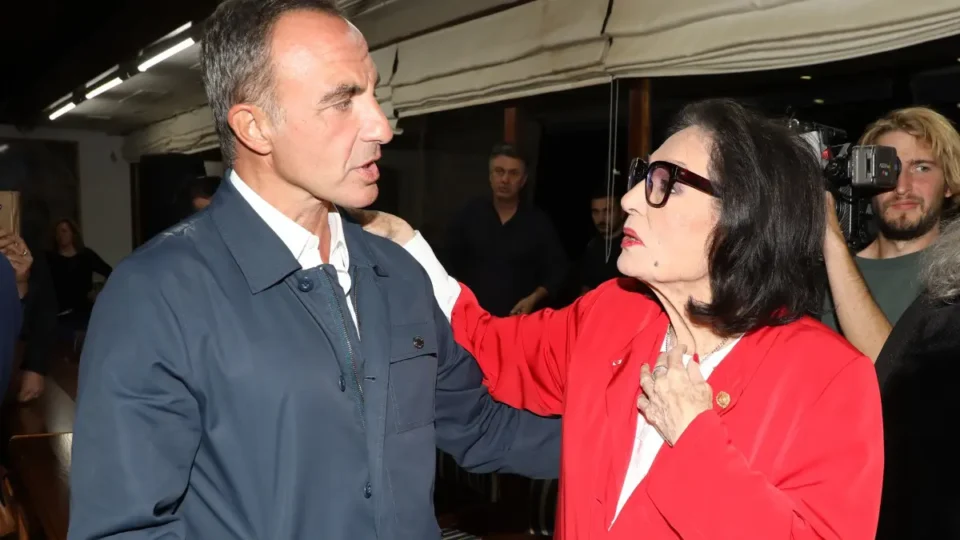 Μια νύχτα γεμάτη Ελλάδα: Η Νάνα Μούσχουρη και ο Νίκος Αλιάγας τραγούδησαν μαζί το «Χάρτινο το φεγγαράκι» στη γαλλική τηλεόραση